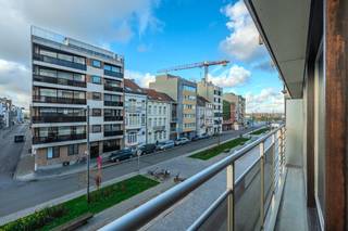 This fantastic apartment for sale is located on the second floor of Residence Sunset along Koninginnelaan in Ostend. Here you are in a green oasis, just a few steps away from the bustling city life, sea and beach and many amenities within easy reach.Layout:- entrance hall with cloakroom- bright living space with terrace - kitchen equipped with a ceramic hob, sink, dishwasher, oven, fridge with freezer and washing machine connection- bathroom with a bathroom cabinet with sink, shower and toilet- separate toilet with hand wash basin- bedroom 1 (13m²) with access to the rear terrace- bedroom 2 (13m²) with access to the rear terrace- bedroom 3 (8m²) with a sink- private basement storage (5m²)In addition, you can make use of the easily accessible communal bicycle shed in the building. Pros: - 3 bedrooms- quiet but central location- positive electrical inspection- quiet residence - private basement storage - spacious apartment (100m²)This is the ideal apartment for those looking for a spacious and well-located home in Ostend. Perfect as a permanent residence or as a second home on the Belgian coast.Interested? Contact us today for more information or a viewing!