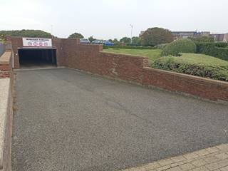 <p><strong>Residentie Neptunus</strong></p>

<p>Afgesloten garagebox te koop in afgesloten, ondergronds complex. Deze is gelegen in de A. Ruzettelaan 183, vlakbij het einde van de Zeedijk (richting Zeebrugge).</p>

<p>Afmetingen: Ca. 2,80m op 5m25</p>

<p>Meer informatie of een bezichtiging? Contacteer Maarten op het nummer 050 42 58 98.</p>