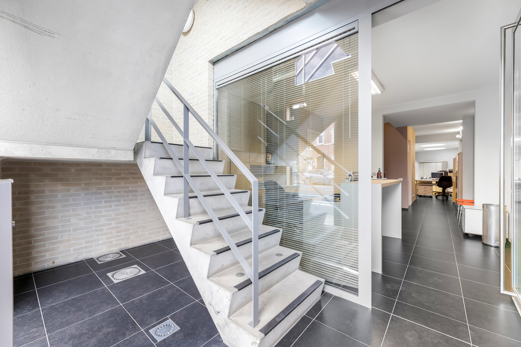 Opbrengsteigendom met kantoor en duplexappartement - foto 4