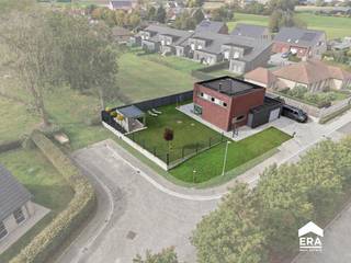 <p>Deze perfect afgewerkte woning in Reningelst combineert comfortabel wonen met een rustige ligging. De open bebouwing beschikt over drie slaapkamers, een verzorgde zonnige tuin en praktische parkeermogelijkheden met garage en carport. Dankzij de functionele indeling en de aanwezige ingemaakte kasten geniet je van extra opbergruimte en gebruiksgemak. De recente keuken uit 2023 is uitgerust met moderne toestellen, waaronder een inductiekookplaat, vaatwasser en microgolfoven. Een aangenaam terras en het tuinhuis maken het geheel compleet.</p>

<p>Belangrijkste ruimtes:</p>

<p>• Lichtrijke woonkamer met aangename leefruimte</p>

<p>• Keuken uitgerust met inductiekookplaat, vaatwasser, 2 koelkasten, dampkap en microgolfoven</p>

<p>• Inkomhal met vestiaire en apart toilet</p>

<p>• 3 slaapkamers, waarvan één met dressing</p>

<p>• Vernieuwde badkamer uit 2021 met inloopdouche, enkele spoelbak en ingemaakte kasten</p>

<p>• Nachthal met extra ingemaakte kasten</p>

<p>• Berging nabij keuken</p>

<p>• Garage met sectionale poort</p>

<p>• Carport en drie extra parkeerplaatsen</p>

<p>• Terras met zicht op de tuin</p>

<p>• Zonnige tuin van 300 m² met tuinhuis</p>

<p>Troeven:</p>

<p>• Open bebouwing in residentiële omgeving in Poperinge</p>

<p>• Praktische indeling met veel opbergruimte</p>

<p>• Perfect afgewerkte en instapklare woning</p>

<p>JOUW DROOMHUIS. ZO GEVONDEN!</p>