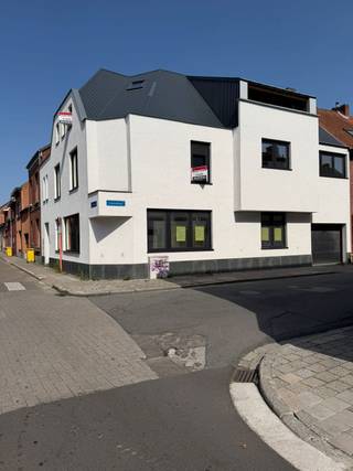 Volledig vernieuwd appartement op de 1ste verdieping. 
Het appartement beschikt over een ruime woonkamer, geïnstalleerde keuken, terras, badkamer en 3 slaapkamers.

Maandelijkse kosten: €20 
Huurwaarborg: €3.450 
Meer info of interesse? Gelieve te mailen naar info@bregotrust.be