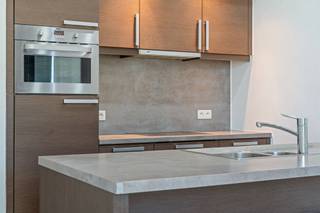<h3><span>Appartement spacieux d'une chambre à Cadix</span></h3><p><span>Ce bel appartement spacieux est situé dans l'agréable quartier de Cadix, un quartier charmant et animé à proximité de l'Eilandje. L'appartement allie un agencement spacieux à une ambiance agréable et moderne, ainsi qu'à de hauts plafonds qui lui confèrent une sensation d'espace et de légèreté.</span></p><p><span>L'espace de vie est spacieux et bénéficie d'une belle luminosité. La cuisine ouverte s'intègre harmonieusement à l'espace de vie, créant un cadre de vie convivial et pratique. L'appartement dispose également d'une chambre, d'un balcon et d'un débarras fermé pouvant accueillir une machine à laver. </span></p><p><span>L'appartement est proposé à la location à € s 950 par mois, avec une provision mensuelle de € s 100 pour les charges communes.</span></p><p><span>Le locataire doit souscrire lui-même ses abonnements au gaz, à l’eau et à l’électricité.</span></p><p><span>Un beau logement pour ceux qui recherchent un appartement spacieux et agréable, idéalement situé dans le quartier de Cadix.</span></p>