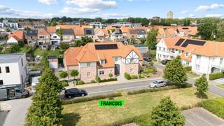 Langs de Oscar Jesperstraat te Oostduinkerke is deze unieke woning gevestigd. Dankzij de aangename ligging vertoeft u langs een verkeersluwe straat...