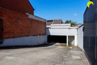 In de vogeltjeswijk te Hoboken vinden we deze parkeerplaats.Er zijn drie parkeerplaatsen beschikbaar, deze kunnen apart aangekocht worden (13.500...