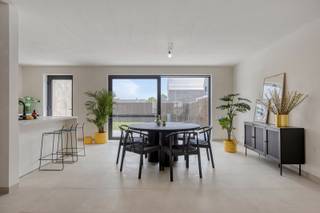 <span><span><strong>- LAATSTE KANS -</strong><br />Rustig wonen in Sint-Pieters-Kapelle (deelgemeente van Middelkerke, tussen Diksmuide en de kust) gelegen op een steenworp van de autostrade (E40).<br /><br /><strong>'De Smisse'</strong> is een kleinschalig en uiterst energiezuinig nieuwbouwproject bestaande uit 9 woningen. <strong>Het project situeert zich op de hoek van de Brugsesteenweg met de Diksmuidestraat, centraal gelegen te Sint-Pieters-Kapelle</strong>. Alle woningen worden opgeleverd met 3 ruime slaapkamers, hoog kwalitatief schrijnwerk, mooie keuken en badkamermeubel (of budget) en parkeergelegenheid onder de vorm van een parkeerplaats of inpandige garage. </span></span><br /><br /><span><span><strong>Comfort, energiezuinigheid, kwaliteit en een uniek centrale ligging zijn de eigenschappen van deze kleinschalige realisatie.</strong><br /><br />Tijdens de ontwerpfase werd veel aandacht geschonken aan enerzijds de <strong>energiezuinigheid</strong> en anderzijds het <strong>wooncomfort </strong>van de bewoners:</span></span>
<ul>
<li><strong><span><span>Praktische indeling;</span></span></strong></li>
<li><strong><span><span>Veel lichtinval;</span></span></strong></li>
<li><strong><span><span>Smart air systeem, zowel verwarming als koeling (airco);</span></span></strong></li>
<li><strong><span><span>Zonnepanelen;</span></span></strong></li>
</ul>
<span><span>Op deze manier is het zowel binnen als buiten aangenaam vertoeven in deze woningen.<br /><br /><strong><u>Indeling:</u></strong> mooie inkom met gastentoilet, open leefruimte met open keuken gekoppeld aan een erg ruime keukenberging. Op de eerste verdieping beschikt de woning over 3 zeer ruime slaapkamers, een badkamer (inloopdouche, dubbele lavabo en de mogelijkheid tot het plaatsen van een ligbad) en afzonderlijk toilet op de gang. De woning biedt ook een ruime zolderberging.<br /><br /><strong><u>Woning 1:</u></strong> <strong>VERKOCHT<br /><u>Woning 2:</u> VERKOCHT<br /><u>Woning 3:</u> VERKOCHT<br /><u>Woning 4:</u> VERKOCHT<br /><u>Woning 5:</u> VERKOCHT<br /><u>Woning 6:</u> VERKOCHT<br /><u>Woning 7:</u> VERKOCHT</strong><br /><strong><u>Woning 8:</u></strong> <strong>VERKOCHT</strong><br /><strong><u>Woning 9:</u></strong> Gerealiseerd op een perceel van<strong> 259 m² </strong>en<strong> 143</strong> <strong>m<sup>2</sup></strong> aan bewoonbare oppervlakte. <strong>Deze woning beschikt over een inpandige garage en over omheining, bovenop wat voorzien zal zijn conform het lastenboek. </strong><br /><br /><strong><u>Wat maakt 'De Smisse' uniek:</u></strong></span></span>
<ul>
<li><span><span>Energiezuinig project (<strong>smart air systeem met warmtepomp (l/l), zonnepanelen per woning</strong>,…).</span></span></li>
<li><span><span><strong>Kleinschalig project</strong>;</span></span></li>
<li><span><span><strong>Rustige ligging, MAAR toch vlakbij de op- en afrit van de autostrade (E40) zonder hinder te ervaren! </strong></span></span></li>
<li><span><span>Kwalitatieve architectuur en materiaalkeuze;</span></span></li>
<li><span><span>...</span></span></li>
</ul>
<br /><span><span>Wenst u graag meer info, een prijssimulatie incl. kosten of een bezichtiging? Contacteer de makelaar.</span></span><br /><br /><span><span><strong>Bent u op zoek naar een prachtige vastgoedinvestering? Plan dan snel uw afspraak! Contacteer ons op het nummer 051 50 11 51 of via diksmuide@diksimmo.be.</strong></span></span>