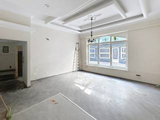 Karaktervol handelshuis in historisch stadscentrum te koop. Tussen de Grote Markt en het Hendrik Conscienceplein ligt dit veelzijdige handelshuis van 204 m². Het pand omvat een handelsruimte met kelder op het gelijkvloers (voorheen horeca) en een ruime triplexwoning erboven. Bovendien is het naastgelegen gebouw ook te koop aan €399.000. Een interessante investeringsopportuniteit midden in het historische en bruisende stadscentrum.<br /><br />Vraagprijs: € 425.000<br />EPC: F – 680 kWh/m²/jaar<br />Asbestvrij<br /><br />Meer info of een bezoek? Wees er snel bij voor een bezoek ter plaatse!