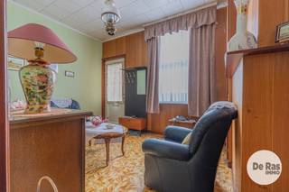 <strong>LEDE - Charmante renovatiewoning met tuin in centrum</strong><br /><strong>EERSTE BEZOEKDAG ZATERDAG 22/08 VAN 15U TOT 16U30 (enkel op afspraak!)</strong><br /><br />Op een centrale en bijzonder praktische ligging in het hart van Lede bevindt zich deze te renoveren woning met tuin. Winkels, scholen, het station en openbaar vervoer bevinden zich op wandelafstand. Ook de belangrijkste invalswegen en de E40 zijn vlot bereikbaar, waardoor deze woning een uitstekende combinatie biedt van centraal wonen en goede bereikbaarheid.<br /><br />Op het gelijkvloers beschikt de woning over een voorplaats, gevolgd door een eetruimte die aansluit op de keuken. Achteraan bevindt zich de badkamer, met aansluitend toegang tot de tuin.<br /><br />De eerste verdieping omvat twee ruime slaapkamers. Via een vaste trap bereikt u de zolderverdieping, die nog verder kan worden ingericht en perfect de mogelijkheid biedt voor het creëren van een derde slaapkamer, bureau of hobbyruimte.<br /><br />Een belangrijke troef is de aangename tuin. Deze is niet alleen bereikbaar vanuit de woning, maar beschikt ook over een achterliggende toegang via een wegje. Bijzonder praktisch voor fietsen, tuinmateriaal en dergelijke, zonder hiervoor telkens door de woning te moeten.<br /><br />Deze eigendom vraagt renovatie, maar biedt dankzij haar indeling, uitbreidingsmogelijkheden en centrale ligging een uitstekende basis om er een comfortabele gezinswoning van te maken.<br /><br />Een interessante opportuniteit voor starters, handige renovateurs of investeerders die op zoek zijn naar een betaalbaar renovatieproject met tuin in het centrum van Lede.<br />Neem gerust contact met ons op voor meer informatie of plan vandaag nog uw bezoek via 053/60.65.60. Wij leiden u graag rond.
