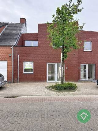 Deze prachtige woning is gelegen in het rustige Ichtegem en beschikt over een tuin en een gezellig terras waar je heerlijk kunt genieten van de buitenlucht. De woning is voorzien van een garage waar je uw auto veilig kunt parkeren.<br /><br />Indeling gelijkvloers: Inkom - toilet - woonkamer - berging - keuken - tuin - terras en afzonderlijke garage.<br /><br />Indeling eerste verdieping: nachthal - badkamer - 3 slaapkamers - terras - toilet<br /><br />EPC: woning in aanbouw <br /><br />Prijzen zijn exclusief aansluitingskosten, exclusief kosten EPB en opmetingskosten, exclusief registratierechten op de grondwaarde en exclusief BTW op de constructiewaarde. <br /><br />6% BTW mogelijk indien voldaan aan de voorwaarden.