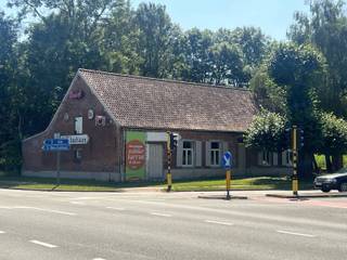 Gunstig gelegen, volledig gerenoveerd horeca pand met een bebouwde oppervlakte van ca. 180 m² en een perceeloppervlakte van ca. 19.490m².Indeling en...