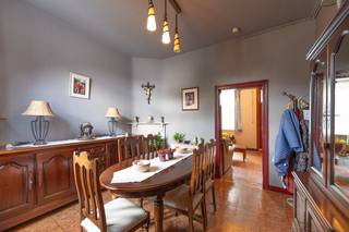 Op ongeveer 500m van het centrum van Leopoldsburg staat (ter hoogte van de kruising met de Schoolstraat) in de Kerkhovenweg op huisnummer 108 deze woning.<br /><br />De woning betreft een gesloten bebouwing en bestaat op het gelijkvloers uit een woonkamer, een keuken, een badkamer en apart toilet. Op de 2de verdieping zijn er 2 slaapkamers. Achter de woning bevindt zich een tuin en een achterbouw.<br /><br />De ECP-score van dit huis bedraagt 385 kWh/m2/jaar en is zodoende een label D hierdoor is er géén renovatieplicht.<br /><br />De aanliggende huizen met huisnummers 108 en 112 worden eveneens te koop gesteld.