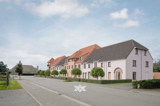 Deze penthouse met een oppervlakte van 103.41 m² is ingedeeld als volgt: een inkomhal met plaats voor een vestiairekast, een lichtrijke woonkamer bestaande uit een zithoek, eethoek met aansluitende de open keuken, een praktische berging, een afzonderlijk toilet, twee slaapkamers en een badkamer voorzien van een inloopdouche, een ligbad en een enkele wastafel. Het terras van 10.60 m² is zuidwestelijk georiënteerd. <br /><br />Elke koper krijgt bovendien de mogelijkheid om zijn of haar appartement volledig naar eigen smaak af te werken. Dankzij het ruime afwerkingsbudget voor keuken, vloerbekleding en sanitair, inbegrepen in de aankoopprijs, creëert u een woonst die volledig aansluit bij uw persoonlijke stijl en noden.<br /><br />Residentie D'Hulhaege wordt het nieuwe referentiepunt bij het binnenrijden van Deinze vanuit de richting van Drongen. Gelegen op wandelafstand van het centrum, maar toch buiten de drukte. De ligging biedt vele troeven: een vlotte bereikbaarheid, alle voorzieningen binnen handbereik en een uitgebreid aanbod aan openbaar vervoer.<br /><br />Verlaagd BTW-tarief van 6% mogelijk op de volledige constructiewaarde, nu ook voor investeerders mits min. 15 jaar verhuur.<br /><br />Benieuwd naar het nieuwbouwproject D'Hulhaege? Wij ontvangen je graag voor een persoonlijke en vrijblijvende kennismaking.