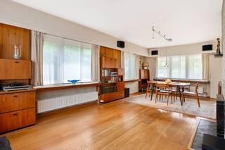 Bent u op zoek naar een ideaal gelegen woning met 4 slaapkamers? Kom dan zeker eens kijken naar deze te renoveren, karaktervolle woning met...