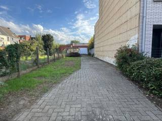 Interessante bouwgrond met een totale perceeloppervlakte van 257m², een straatbreedte van circa 6,20 meter en een perceeldiepte van circa 41 meter.<br /><br />Achteraan het perceel bevindt zich een bestaande garage van ca. 45 m², die een mooie extra ruimte biedt voor opslag, hobby, werkruimte of andere toepassingen.<br /><br />Dankzij de gunstige perceelafmetingen en de reeds aanwezige garage biedt dit eigendom tal van mogelijkheden voor particulieren, zelfstandigen en investeerders.<br /><br />Een bijkomend en belangrijk voordeel is dat bij nieuwbouw op dit perceel, mits voldaan wordt aan de wettelijke voorwaarden, het verlaagde btw-tarief van 6% van toepassing kan zijn in plaats van het gebruikelijke tarief van 21%. Dit kan een aanzienlijk financieel voordeel betekenen bij de realisatie van een nieuwbouwproject.<br /><br />De concrete bouwmogelijkheden, het toegelaten gebruik en de eventuele toepassing van het verlaagde btw-tarief zijn steeds afhankelijk van de geldende voorwaarden, stedenbouwkundige voorschriften en de vereiste vergunningen.<br /><br />Voor meer informatie, neem contact op met VB Vastgoed via 03 337 50 70 of info@vbvastgoed.be.