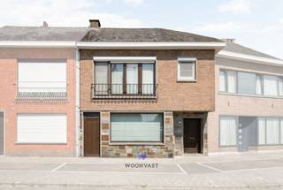 In een rustige woonwijk op wandelafstand van het centrum van Zele bevindt zich deze verzorgde gesloten bebouwing met een bewoonbare oppervlakte van 149 m² op een perceel van 219 m².<br /><br />De woning beschikt over een lichtrijke open leefruimte die aansluit op de keuken, een badkamer op het gelijkvloers en drie volwaardige slaapkamers op de eerste verdieping. Daarnaast is de zolder reeds afgewerkt als polyvalente ruimte en kan deze, mits het plaatsen van een vaste trap, perfect dienst doen als extra slaapkamer, bureau of hobbyruimte.<br /><br />Een extra troef is de handige zijingang die rechtstreeks toegang geeft tot de tuin.<br /><br />De woning werd gerenoveerd in 2009 en behaalt een gunstig EPC-label C.<br /><br />Troeven:<br />- 3 slaapkamers<br />- Afgewerkte zolder (polyvalente ruimte)<br />- Zijingang naar de tuin<br />- Gerenoveerd in 2009<br />- EPC C<br /><br />Maak deze topper jouw nieuwe thuis en contacteer Senne via 0499 47 10 68 of senne@woonvast.be!