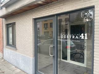 Op zoek naar een comfortabel en instapklaar appartement vlak bij zee? Dit charmante 1-slaapkamerappartement bevindt zich op een steenworp van de jachthaven en het bruisende stadscentrum van Blankenberge.<br /><br />Indeling:<br />- Ruime en lichtrijke leefruimte met open, volledig ingerichte keuken (inclusief vaatwasmachine en alle nodige huishoudtoestellen)<br />- Moderne badkamer met lavabomeubel en douche<br />- Apart toilet<br />- Handige berging voor extra opslagruimte<br />- 1 comfortabele slaapkamer<br />- Ruime koer<br />- 50 euro provisie maandelijkse lasten<br /><br />Wenst u een bezoek voor een bezichtiging? Graag uw aanvraag digitaal door te sturen, er worden geen telefonische afspraken gemaakt.