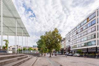 <p>Op een zeer gunstige ligging, pal in de Theaterbuurt, bevindt zich dit volledig gemeubelde studioappartement op de eerste verdieping vlak aan het Theaterplein.<br /><br />Dankzij de centrale locatie zijn tal van hotspots, zoals de gezellige vogeltjesmarkt tijdens het weekend, de vernieuwde Schuttershofstraat en prachtige Stadsfeestzaal op wandelafstand. Trendy winkels, leuke cafeetjes en restaurants, alsook supermarkten en openbaar vervoer bevinden zich in de onmiddellijke omgeving.</p>
<p>Dit studioappartement bestaat uit een aangename leefruimte met veel lichtinval vanwege de grote raampartij aan de achterzijde. De slaaphoek kan desgewenst afgescheiden worden door middel van een (kasten)wand.<br /><br />De halfopen keuken is afgewerkt met koelkast, vitrokeramische kookplaat en microgolfoven.<br /><br />In de inkomhal is nog een grote, ingemaakte vestiairekast voorzien voor extra bergruimte.<br /><br />De badkamer bevindt zich aansluitend aan de slaaphoek en beschikt over combinatie bad/douche, lavabo en toilet.<br /><br />De studio is stabiel en gemeubeld verhuurd en brengt een huuropbrengst op van 8.672 Euro per jaar.</p>