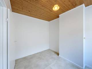 Deze woning in de Kaarderijstraat te Gent is onlangs volledig onder handen genomen en gerenoveerd. Het huis combineert een frisse, moderne afwerking met een zeer praktische indeling. De leefruimte is comfortabel en sluit aan op de keuken en de onderhoudsvriendelijke buitenruimte: een fijne tuin die is uitgerust met kunstgras, zodat u wel de lusten maar niet de lasten van het onderhoud heeft.Op de verdiepingen vindt u twee volwaardige, ruime slaapkamers en een extra zolder die perfect kan dienen als opbergruimte. De ligging in Ekkergem biedt een mooie balans tussen groen en bereikbaarheid. U woont hier op amper 5 minuten wandelen van het Groene Valleipark, ideaal voor een wandeling of sport. Tegelijkertijd is het een praktische uitvalsbasis voor wie met de auto rijdt: binnen de 5 minuten bent u immers op de belangrijkste snelwegen rond Gent.Indeling van de woning:Inkomhal - woonkamer - keuken - slaapkamer 1 - slaapkamer 2 - badkamer - toilet - zolder - tuin.Onmiddellijk beschikbaar!