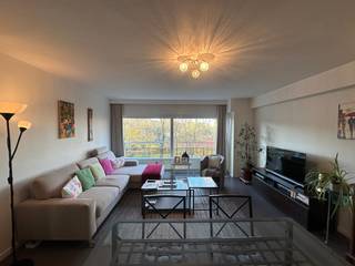 Dit lichtrijke appartement, gelegen in de Leffingestraat, biedt een aangename en praktische woonomgeving. Bij het binnenkomen komt u terecht in...