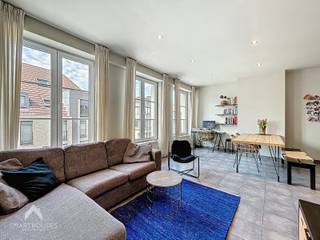 In het centrum van bruisend Sint-Amandsberg vind je dit instapklaar duplex-appartement met twee slaapkamers.Gelegen in de onmiddellijke omgeving van...
