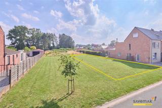 <p><span>Bouwgrond voor halfopen bebouwing van 973m². De straatbreedte is 10,75m</span></p><p><span> </span></p><p><span>Op wandelafstand van scholen en supermarkten.</span></p><p><span> </span></p><p><span>Bestuursmaatregelen in het maatregelenregister: nee</span><span> </span></p><p><span> </span></p>