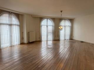 Dit ruim appartement van 144 m² is gelegen op de eerste verdieping op een toplocatie op de Markt in Retie. Dankzij de grote leefruimte met...