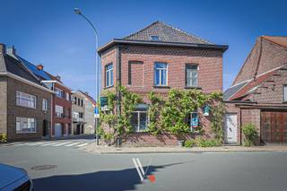 BEZOEKDAG WOENSDAG 03/06! Schrijf je in via de website www.vanthuynevastgoed.be Deze unieke hoekwoning kan mits opfriswerk omgetoverd worden tot een...
