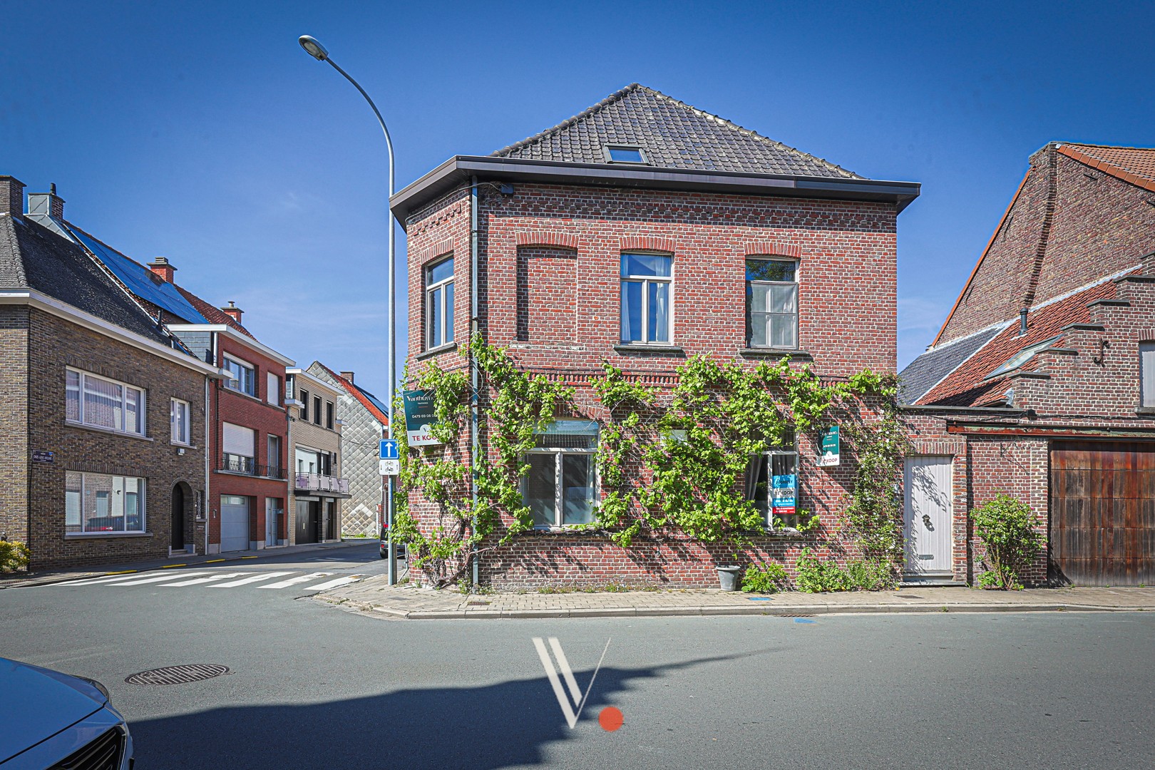 Ruime hoekwoning met 5 slaapkamers in centrum Izegem - foto 1