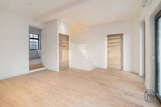 Volledig gerenoveerde rijwoning met tuin, 3 slaapkamers en uitstekende energieprestatie (EPC A), centraal gelegen en perfect instapklaar! Deze...