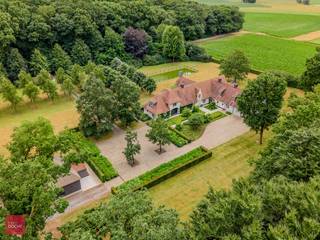 Domein van ca. 5,4 ha omvattende een prachtig villa-landhuis bestaande uit een inkomhal, living, eetplaats, ruime ingerichte leefkeuken met...
