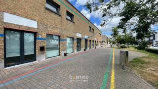 Pop-up te huur met een totale oppervlakte van 256m².<br />Dit handelspand geniet van een authentieke waterfrontligging in een omgeving waar wonen, toerisme, horeca en maritieme activiteiten samenkomen. De nabijheid van de jachthaven, de kust en de haven creëert een interessante mix van bezoekers en lokale klanten, ideaal voor uiteenlopende commerciële activiteiten.<br /><br /><u><strong>Benaderende OPPERVLAKTEN:</strong></u><br />Totale oppervlakte: 256m²<br /><br /><strong><u>INDELING:</u></strong><br />Gelijkvloers (100m²): opslagruimte<br /><br />Eerste verdieping (150m²): handelsruimte/opslagruimte en afzonderlijk toilet. <br /><br /><u><strong>Bestemmingsmogelijkheden</strong></u><br />IDEE zomerbar of combi met wafelhuisje of ijssalon<br /><br /><u><strong>GROTE TROEVEN van dit handelspand:</strong></u><br />- Voldoende parkeergelegenheid<br />- Vlotte bereikbaarheid nabij de jachthaven van Zeebrugge<br /><br /><u><strong>Bijzonderheden</strong></u><br />- Korttijdige bezetting<br />- Onmiddellijk beschikbaar<br /><br />- Onze referentie op<strong> </strong><strong>www.centro.be</strong>: <strong>L0199-47</strong><br />- <strong>Interesse?</strong> Neem dan vandaag nog contact voor meer info of bezichtiging:<strong> </strong><strong>050700102</strong><strong>.</strong><br /><br /><strong>CENTRO | </strong><strong>BEDRIJFSVASTGOED </strong>is reeds 24 jaar <u>gespecialiseerd in de bemiddeling van commercieel- en bedrijfsvastgoed</u> in West- en Oost-Vlaanderen.<br /><strong>Wilt u ook weten hoeveel uw bedrijfsgebouw waard is?</strong><br />Contacteer ons vrijblijvend voor een marktconforme waardebepaling van uw pand. <br />