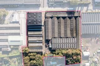 Deze indrukwekkende site omvat een productiehal van 6.540 m², extra opslaghallen van 2.440 m² en een modern nieuwbouwmagazijn (2015) met twee verdiepingen: 800 m² op het gelijkvloers en 1.000 m² op de eerste verdieping. Het geheel bevindt zich op een perceel van 16.697 m², gelegen in een zone voor milieubelastende industrie.<br /><br />De productiehal is gebouwd met een combinatie van baksteen en staalstructuur en heeft een asbestdak. Het gebouw omvat: inpandige kantoren van 157 m², een rolbrug, sanitair en heeft een vrije hoogte van 3,45 m tot 4,50 m.<br /><br />De opslaghallen (5st) zijn uitgevoerd in betonpanelen en kolommen, eveneens met een asbestdak.<br /><br />Het nieuwbouwmagazijn (2015) is opgetrokken in een duurzame betonstructuur en biedt moderne faciliteiten, waaronder: 2 sectionale poorten, 1 laadkaai, een lift en heeft een vrije hoogte van 4 m per verdieping. <br /><br />De site beschikt tevens over een eigen elektriciteitscabine.<br /><br />De gebouwen zijn centraal gelegen in de industriezone aan de Industrielaan in Deinze, wat zorgt voor een goede bereikbaarheid.<br /><br />Meer informatie of een bezoek plannen?<br />Neem contact op met Henry Van Tornhout via +32 474 13 37 93 of per e-mail: henry@kmovastgoed.be.