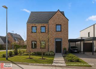 Ben je verliefd op de charme van de pastorijstijl, maar wil je binnenin geen compromissen sluiten?<br />Deze prachtige casco-nieuwbouw biedt je het beste van twee werelden: een karaktervolle architectuur op een zonovergoten hoekperceel, met binnenin een blanco canvas. Van de droomkeuken tot de perfecte parketvloer; jij bepaalt de afwerking volledig zelf.<br />Omdat de woning wind- en waterdicht wordt opgeleverd, zijn de ruwbouwwerken, de hoogwaardige isolatie, het dak en het stijlvolle buitenschrijnwerk al perfect voor je uitgevoerd. Je kunt dus meteen starten met de technieken en de volledige binnenafwerking om hier jouw thuis van te maken.<br /><br />De woning kent een uitstekende en centrale ligging in een rustige, jonge woonbuurt in Balen, met een vlotte bereikbaarheid van scholen, winkels en openbaar vervoer. Het royale hoekperceel biedt niet alleen een  ruimtegevoel, maar zorgt dankzij de raampartijen ook voor een overvloed aan natuurlijk licht in de volledige woning. Er is bovendien meer dan voldoende plaats voor de aanleg van een gezellige, zongerichte tuin en een praktische oprit of carport aan de zijkant van het pand.<br /><br />Ook op het vlak van energiezuinigheid geniet je hier van de strengste hedendaagse standaarden. De uitstekend geïsoleerde bouwschil vormt de perfecte basis om, afhankelijk van de technieken (zoals een warmtepomp of zonnepanelen) die je zelf kiest, een zeer gunstig E-peil te behalen.<br /><br /><u><strong>INDELING</strong></u><br /><strong>Gelijkvloers:</strong> Inkomhal, leefruimte, eetplaats, keuken, berging, sas, toilet<br /><strong>1ste verdieping:</strong> Nachthal, 2 slaapkamers, badkamer<br /><strong>2de verdieping:</strong> Nachthal, slaapkamer, technische ruimte<br /><strong>Tuin: </strong>Zuidgericht hoekperceel<br /><br />Vermelde vraagprijs is exclusief 21% btw en andere kosten.<br /><br />Ervaar zelf de vele voordelen van deze woning tijdens een persoonlijke rondleiding. <br />Maak vandaag nog je afspraak. <br />Mail naar info@immopersyn.be of bel 013 444 008.