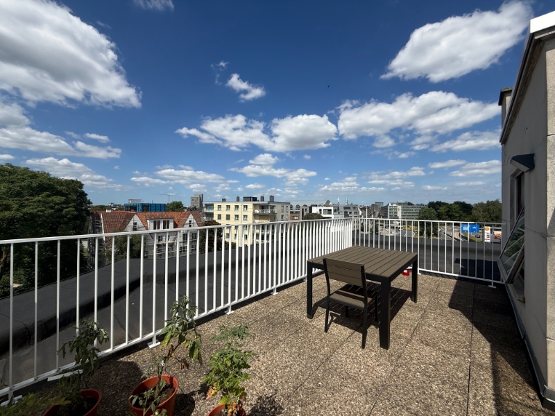 Lichtrijk dakappartement met ruim dakterras tussen Sint-Pietersstation en UZ Gent - foto 2