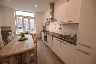 In de mooie Bel-époque wijk te Oostende, op boogscheut shopping, strand en openbaar vervoer vindt u dit compleet gerenoveerd duplex appartement...