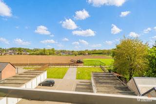 Ontdek dit uitzonderlijk lichtrijk en ruim duplex-appartement van 123 m², gelegen in het centrum van Herzele, op wandelafstand van het...