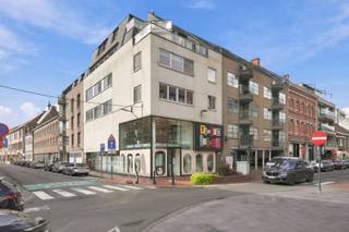 Mooi ingericht handelspand op een toplocatie in het centrum van Roeselare, op wandelafstand van De Munt en de Grote Markt.<br /><br />Het pand is vrij bij akte en was recent ingericht als boekenwinkel.<br />Er zijn tal van mogelijkheden voor uiteenlopende commerciële activiteiten.<br /><br />Een extra troef is de mogelijkheid om het pand samen te voegen met het naastgelegen handelspand, waardoor een ruime commerciële oppervlakte kan worden gecreëerd.<br /><br /><strong>Indeling:</strong><br />Handelsruimte (320m²)<br />- etalage met gevelbreedte van 9m<br />- winkelruimte gelijkvloers met vaste toonbank en maatmeubilair<br />- winkelruimte -1 via trap<br />- kelder <br /><br />Stockageruimte:<br />- Achterliggende opslagruimte<br />- kitchenette & toilet<br />- dienstdoorgang via de Albrecht Rodenbachstraat<br /><br /><strong>Extra</strong><br />Volledig ingericht handelspand<br />Mogelijkheid tot aankoop van een ondergrondse parkeerplaats.<br />Dakkoepels zijn recent vernieuwd.<br /><br /><strong>Contact:</strong><br />Voor meer informatie of een bezoek, contacteer Stijn op 0491 61 42 19 of info@stijndebusschere.be