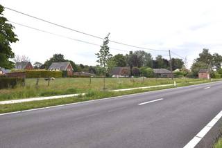 Bouwgrond Lot 2 goedgekeurde verkaveling: groot 13a30ca, open bebouwing, bebouwbare bruto oppervlakte = 168m², gevelbreedte = 11,15m en bouwdiepte...