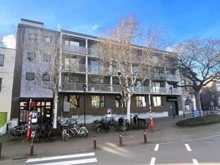 Deze charmante, deels gemeubelde studio van ca. 20 m² bevindt zich op de 3e verdieping aan de rustige achterzijde van het gebouw. Het...