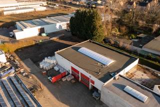Deels verhard buitenterrein van ca. 1300m²

Terrein geschikt voor opslag en stockage van niet bodem verontreinigende goederen.

Badweelde blijft open.

Volledig omheind en onmiddellijk beschikbaar. 