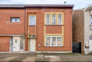 +++ OPTE +++
VALIMMAS verkoopt deze ruime, zeer degelijke en welgelegen woning met mooi terras en tuin...
Het gelijkvloers omvat een inkomhal, een living met inbouwhaard, een ingebouwde keuken, een wasplaats/berging, en een badkamer met douche en toilet.
De verdieping herbergt een nachthal, twee ruime slaapkamers en een badkamer met ligbad en toilet.
De dakverdieping werd volledig ingericht en bestaat uit een overloop en twee slaapkamers.
Het terras en de tuin zijn (te voet/fiets) ook bereikbaar via de doorgang opzij van de woning. Het terras is ideaal georiënteerd, deels overdekt, en uitgerust met een gemetste BBQ. De tuin bestaat uit een gazon met sierbeplanting en een afsluiting, een tuinhuis en een kippenren.
Met alle comfort en direct instapklaar. EPC label D, geen renovatieplicht. Asbestveilig.
Centrale ligging tussen Gent-Brussel, op wandelafstand van station Erembodegem. Makkelijke verbindingen naar Aalst, Ninove, Affligem, E40… . Prima Mobiscore = 8,5/10 !
