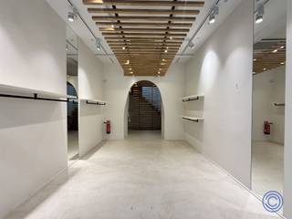 <p><span>Informatie Winkelpand:</span></p><p><span>Gelegen op de bruisende Nationalestraat in Antwerpen biedt dit handelspand een unieke kans voor ondernemers die centraal en met maximale visibiliteit willen ondernemen. De commerciële gelijkvloerse ruimte van ca. 60 m² straalt klasse uit dankzij een grote, lichtrijke etalage, een industriële gietvloer en hoge plafonds. Beveiliging is volledig voorzien met een inbraakwerend rolluik, alarmsysteem en camerabewaking. De tussenverdieping beschikt over praktische opbergkasten, een lavabo, microgolfoven en een apart toilet. In de kelder ca. 35 m² bevinden zich drie afzonderlijke bergruimtes, ideaal voor extra stockage. Comfort wordt gegarandeerd met airconditioning. Geschikt als winkelruimte of eventueel koude keuken, afhankelijk van het concept. De ligging in een levendige buurt vol winkels, horeca en passage maakt dit een absolute toplocatie. </span></p><p><span> </span></p><p><span>Indeling</span></p><p><span>Gelijkvloers:</span></p><ul><li><span>Grote en lichtrijke etalage.</span></li><li><span>Commerciële ruimte ca. 60m² op een industriële gietvloer met hoge plafonds.</span></li><li><span>Magnetisch beveiligde voordeur.</span></li><li><span>Inbraakwerend rolluik voorzien.</span></li></ul><p><span> </span></p><p><span>Tussenverdieping:</span></p><ul><li><span>Opbergkasten met lavabo en microgolfoven.</span></li><li><span>Apart toilet voorzien.</span></li></ul><p><span> </span></p><p><span>Kelder</span><span>:</span></p><ul><li><span>Ruime kelder ca. 35m², bestaande uit 3 bergruimtes.</span></li></ul><p><span> </span></p><p><span>Extra's</span></p><ul><li><span>Alarmsysteem.</span></li><li><span>Camera beveiliging.</span></li><li><span>Airco.</span></li><li><span>Invulling: winkel/koude keuken (eventueel bespreekbaar)</span></li></ul><p><span> </span></p><p><span>Huur informatie:</span></p><ul><li><span>Huurprijs: 2.650 EUR/maand.</span></li><li><span>Beschikbaar vanaf 1/02/2025.</span></li></ul><p><span> </span></p><ul><li><span>Vaste kosten: 50 EUR/ maand voor het privatief waterverbruik.</span></li></ul><ul><li><span>Individueel verbruik van elektriciteit.</span></li></ul><ul><li><span>Huurwaarborg: 6 maanden</span></li><li><span>Onroerende voorheffing ten laste van de huurder. Keuzemogleijkheid om deze kost maandelijks of jaarlijks te betalen.</span></li></ul><ul><li><span>Geen gemeenschappelijke kosten!</span></li></ul><ul><li><span>Ingaande plaatsbeschrijving te betalen door huurder en verhuurder op 50%-basis: 330 EUR excl. 21% BTW per partij. </span></li></ul><ul><li><span>Commissie vastgoedkantoor ten laste van de huurder: 15% van de jaarhuur excl. BTW.</span></li></ul><p><span> </span></p><p><span>Ligging:</span></p><ul><li><span>De Nationalestraat is een verbindingsweg tussen historisch Antwerpen en 't Zuid met zeer veel passage.</span></li><li><span>Een hippe buurt met veel winkels, horeca zaken, en gezellige pleintjes vol handelszaken.</span></li></ul><p><span> </span></p><p><span>Gebouw</span><span>:</span></p><ul><li><span>Mooi, authentiek en gerenoveerd pand.</span></li><li><span>Bestaande uit een handelsgelijkvloers en eerste verdieping, kelder en appartementen op het 2de en 3de verdiep.</span></li></ul><p><span> </span></p><p><span>*De informatie in deze prospect is ter informatieve titel: de kandidaat-huurders moeten hun eigen zaak maken van het verkrijgen, controleren en interpreteren van deze informatie.</span></p><p><span> </span></p>