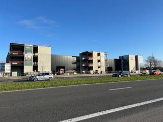 Deze nieuwbouw bedrijfsunits, gelegen in een stijlvol en modern complex, bieden een unieke kans voor ondernemers die op zoek zijn naar een...