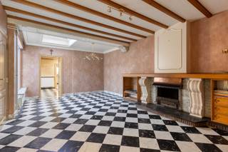 Deze kloeke en goed onderhouden gezinswoning is ideaal voor wie op zoek is naar ruimte, mogelijkheden en een uitzonderlijk diepe tuin. De...