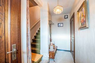 Indeling gelijkvloers: inkomhal met gastentoilet, een ruime en lichtrijke woonkamer, een praktische keuken met toegang tot de kelder...