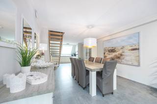 Prachtig duplexappartement in hartje Oostende, vlak aan Wapenplein! Zoekt u een ruime, moderne woonst of een ideaal vakantieappartement in het bruisende centrum van Oostende? Dan is dit duplexappartement precies wat u zoekt! Gelegen op een top locatie, op wandelafstand van winkels, restaurants en openbaar vervoer, biedt dit appartement alles wat u nodig heeft. Kenmerken: 3 ruime slaapkamers, waarvan 1 met douche en lavabo voor extra comfort, grote lichtrijke woonkamer met terras, ideaal voor ontspanning of een gezellig etentje, moderne badkamer en 2 toiletten. Perfecte ligging, vlakbij het Wapenplein en het strand. Ideaal als permanent woonappartement of ruim vakantieappartement. Mis deze kans niet! Maak snel een afspraak voor een bezichtiging en ontdek zelf de vele mogelijkheden die dit appartement te bieden heeft. Uw nieuwe thuis in Oostende wacht op u!