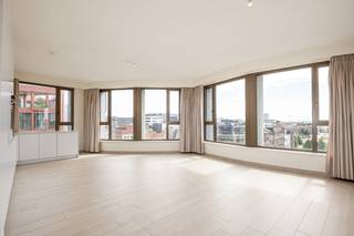 Op de 5e verdieping van een kwalitatief residentieel gebouw aan de Londenstraat 3 bevindt zich dit stijlvolle en ruime appartement van ca. 116 m².<br /><br />Dankzij de combinatie van een hoogwaardige afwerking, hedendaags comfort en een royaal inpandig terras van ca. 12 m² biedt dit appartement een aangename woonervaring op een toplocatie.<br /><br />De ruime leefruimte vormt samen met de open keuken het hart van het appartement. De keuken is volledig uitgerust met kwalitatieve AEG-toestellen en sluit mooi aan bij de lichtrijke woon- en eetruimte. Vanuit de leefruimte is er toegang tot het ruime inpandige terras, dat een aangename buitenruimte vormt.<br /><br />Het appartement beschikt over twee volwaardige slaapkamers en twee badkamers, wat zorgt voor optimaal wooncomfort en privacy. De ingemaakte kasten van het Italiaanse kwaliteitsmerk Caccaro bieden bovendien een stijlvolle en praktische oplossing voor voldoende opbergruimte.<br /><br />Op het vlak van comfort is het appartement voorzien van vloerverwarming, airconditioning en zonnewering.<br /><br />Verder beschikt het appartement over een grote ondergrondse autostaanplaats en maar liefst drie overdekte fietsenplaatsen.<br /><br />Huurprijs: € 2.200/maand<br />Ondergrondse autostaanplaats: € 175/maand<br />Algemene kosten: € 100/maand<br /><br />Een uitstekend gelegen en hoogwaardig afgewerkt appartement voor wie op zoek is naar ruimte, comfort en een stijlvolle woonomgeving in het Eilandje.<br /><br />Meer informatie of een bezichtiging? Mail naar info@wellimmo.net of bel 03 225 00 68.