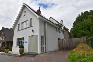 Nieuw bij Animo Vastgoed!!Charmante gezinswoning met verwarmd zwembad, poolhouse en praktijkruimte op toplocatie op de Herebaan-West te...