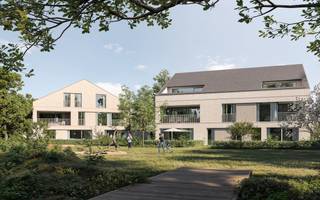 Ontdek Tilia Verde, een prestigieus nieuwbouwproject aan de Beversesteenweg in Roeselare. Dit project combineert modern wonen, duurzaamheid en een groene omgeving, op slechts een steenworp afstand van het bruisende stadscentrum. De appartementen in Tilia Verde zijn ontworpen met luxe en comfort in gedachten. Hoogwaardige afwerkingen, grote ramen voor veel natuurlijk licht, en elk appartement heeft een eigen terras voor rust en privacy. Appartement T1.2, op de eerste verdieping, omvat:- inkom- toilet- berging- woonkamer- keuken- 2 slaapkamers- badkamer- terrasEr zijn ook 15 garages aanwezig, 6 parkeerplaatsen voorzien van een laadpaal en 6 privatieve kelderbergingen.Neem gerust contact met ons op voor meer informatie over de beschikbare appartementen en mogelijkheden. Wij helpen u graag verder om uw droomwoning te realiseren!