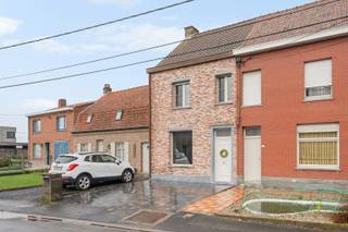 Sign up for the viewing moment on Wednesday 25/03 via our website:<br />https://benjaminverkoopt.be/panden/instapklare_woning_met_3_slaapkamers_en_achterliggend_tiny_house_in_geluwe/<br />- Quiet location with easy access: Beselarestraat 133 in Geluwe<br />- Fully renovated house with tiny house in the garden<br />- Large living space with open kitchen<br />- Office/playroom<br />- Bathroom with bathtub, walk-in shower, washbasin and second toilet<br />- Convenient laundry room/storage<br />- 3 full-sized bedrooms<br />- Large driveway<br />- Garden with terrace and tiny house: complete with kitchen, bathroom, toilet and private garden<br />- EPC: 134 kWh/m²/year, label B<br />- Compliant electricity<br />- 25.2 m² of solar panels<br />- Central gas heating with radiators + 2 air/air heat pumps<br />- Asbestos-free<br />- Well present<br />- Asking price: € 349,000