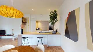 Situé au troisième étage, cet appartement offre une disposition lumineuse et efficace. Le séjour avec cuisine attenante constitue le cœur de l’appartement et donne accès à une agréable terrasse. L’appartement comprend également une chambre, une salle de bains, des toilettes séparées, un hall d’entrée ainsi qu’un débarras. L’agencement assure une répartition confortable entre les espaces de vie et l’espace nuit. Idéal pour ceux qui recherchent un appartement une chambre avec espace extérieur dans un emplacement central sur le Meir.